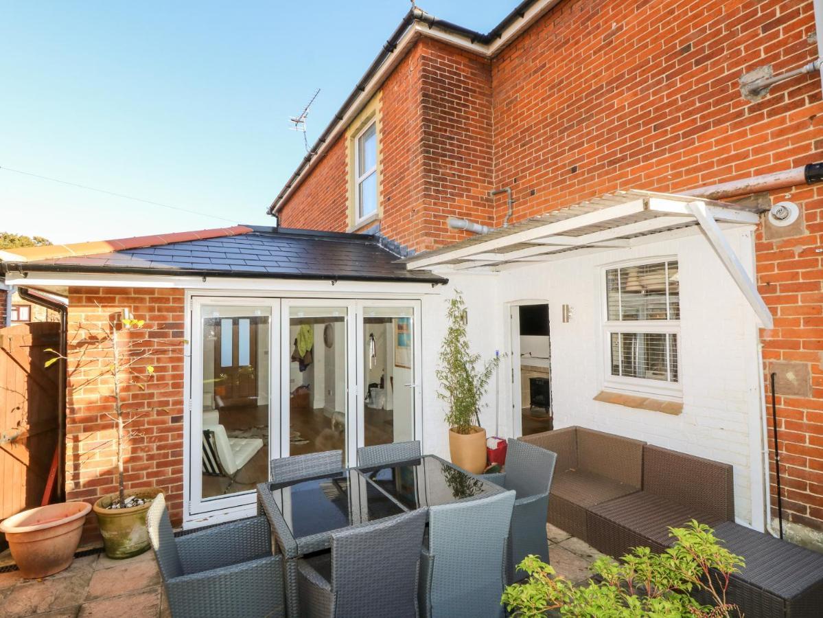 Dovedale Villa Райд Екстериор снимка