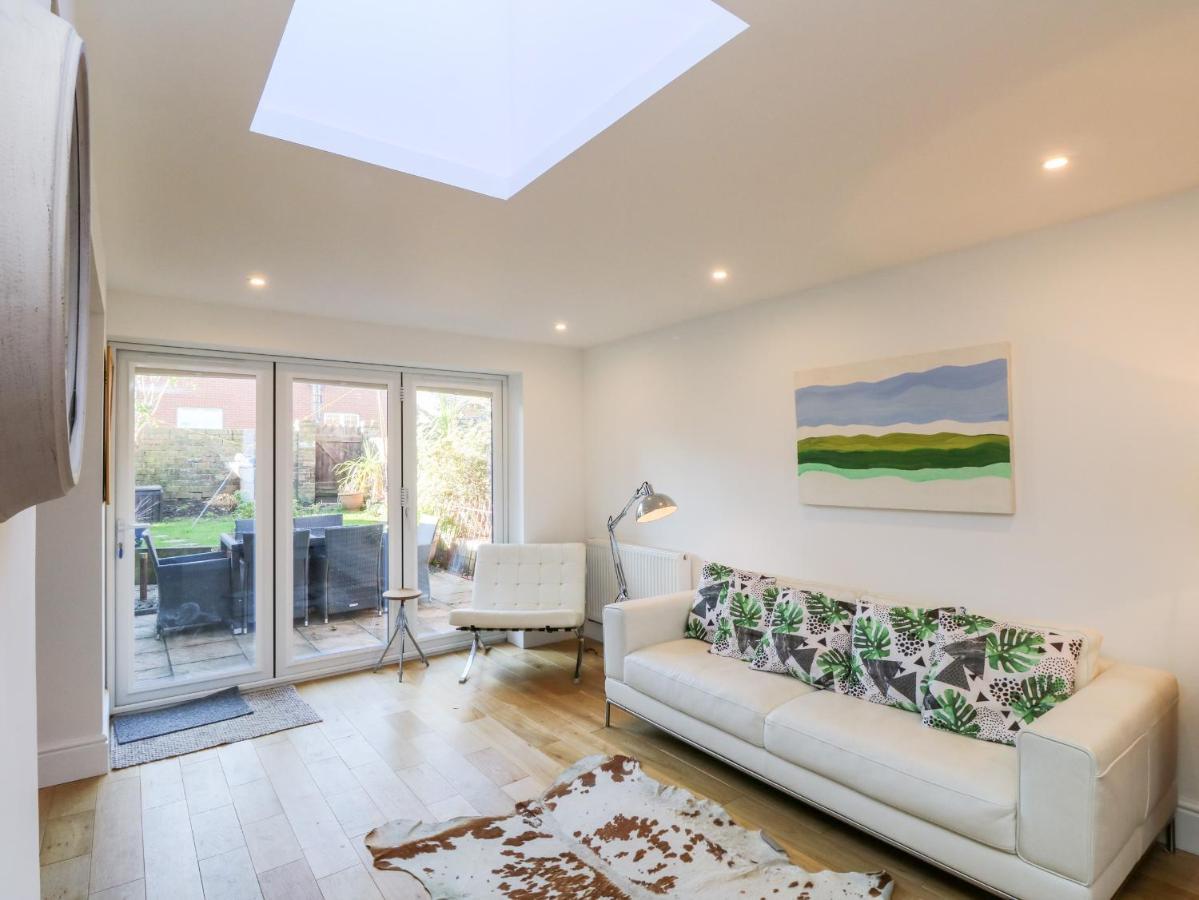 Dovedale Villa Райд Екстериор снимка